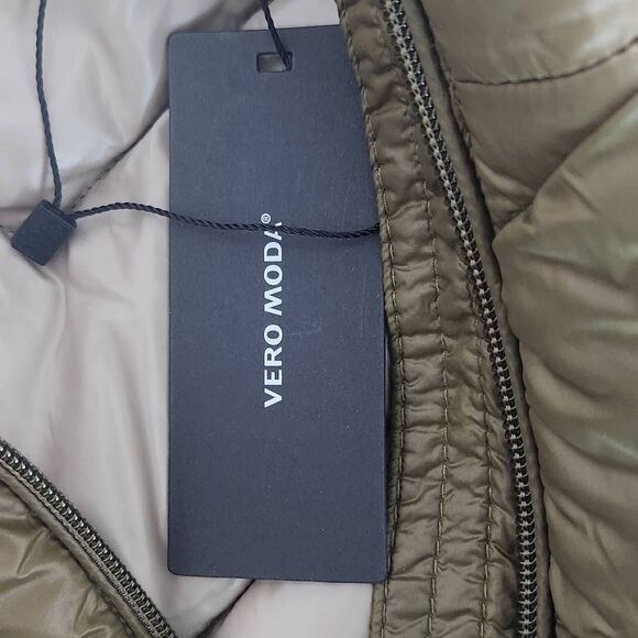 Vero Moda Green Puffer Vest Size Medium NWT Green Women's Outdoor Winter Vest - Picture 9 of 12